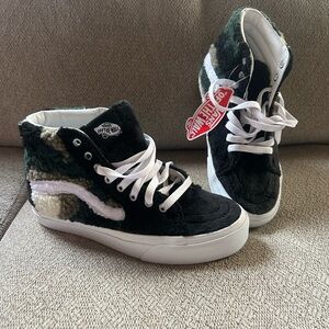 NWT Vans Sk8-Hi Sherpa Sneakers Fuzzy High-Tops Camo Mens 5.5 Womens 7